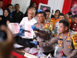 Kapolda Sulsel Pimpin Konferensi Pers Pengungkapan Kasus Pembuatan dan Peredaran Uang Palsu di Polres Gowa