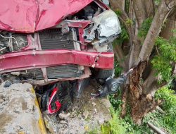 Telah terjadi kecelakaan antara mobil sedan minibus Dengan pengendara Motor Matic Mio soul