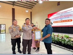 Kapolda Sul-Sel Memberi Piagam Penghargaan Kepada Pemilik PT. HIDAYAT ANUGRAH PRATAMA