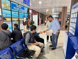 Wujud Pelayanan Prima, Satintelkam Polres Gowa Bagikan Snack kepada Pemohon SKCK