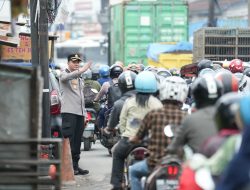 Baru Dilantik, Kapolres Gowa Langsung Turun ke Lapangan Urai Kemacetan di Jembatan Kembar