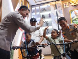 Viral Karena Memungut Sisa Makanan, Dua Bocah ini Dapat Kejutan Spesial Dari Kapolres Gowa