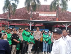 Kapolres Gowa mengadakan makan gratis serta membagikan sembako kepada OJOL !!