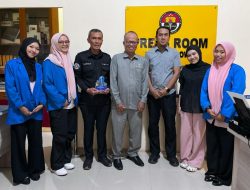 Mahasiswi Ilmu Komunikasi Unismuh Beri Apresiasi untuk Humas Polres Gowa Di Akhir Masa Magangnya