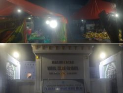 Lapak Sari Laut Mba Ningsi Tutupi Keindahan Masjid, Diduga Ada “Main Mata” Sewa Lahan