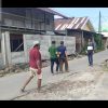 Warga jalan Nuri Bonto Bontoa protes tembok beton setinggi tiga meter dipasang didepan rumah warga sehingga tidak bisa masuk dan keluar rumah