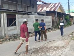 Warga jalan Nuri Bonto Bontoa protes tembok beton setinggi tiga meter dipasang didepan rumah warga sehingga tidak bisa masuk dan keluar rumah